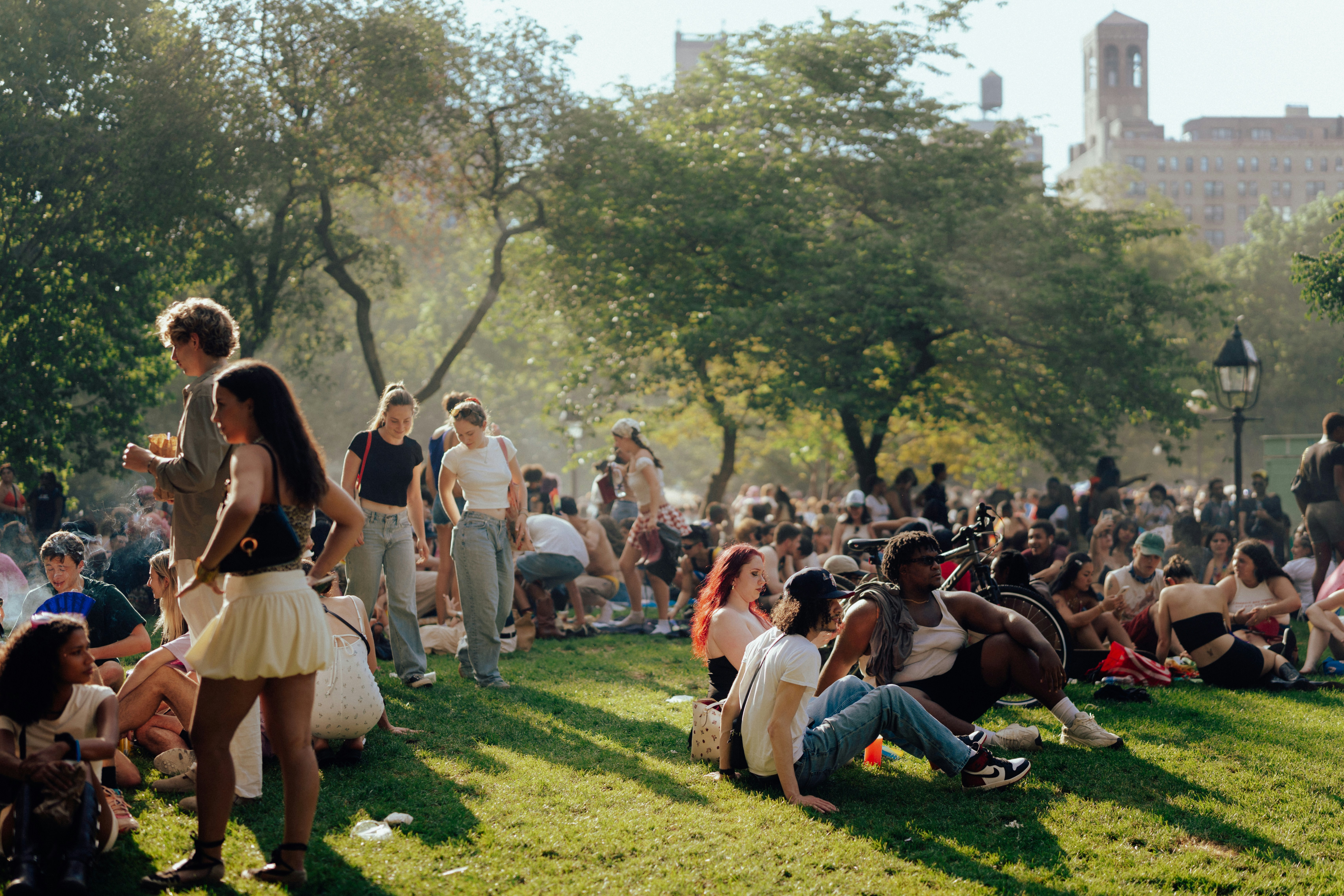 Menschen entspannen gemeinsam in einem sonnigen Park